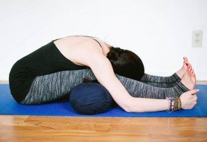 yoga posizione piegata in avanti
