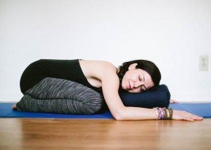 yoga posizione del neonato