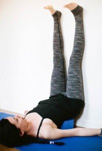yoga gambe contro il muro