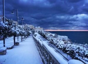 Il lungomare di Santa Cesarea Terme (Salento) innvevato