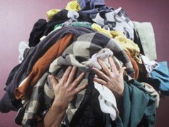 Come riutilizzare i vestiti vecchi: cinque idee creative per riutilizzare i vestiti vecchi (e risparmiare anche qualche euro!)