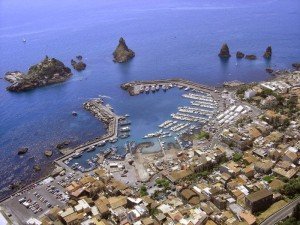 La costa e i faraglioni di Aci Trezza