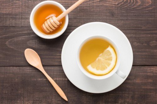 acqua limone e miele la mattina