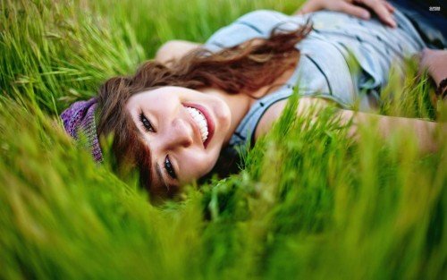 happy-girl-in-the-grass-28859-2560x1600