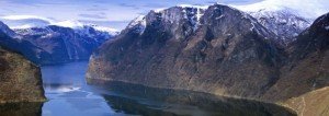 Il Sognefjord, un fiordo norvegese decisamente da record! Oltre ad essere il più bello e attraente della Norvegia, e anche quello più stretto, più lungo e più profondo del mondo.