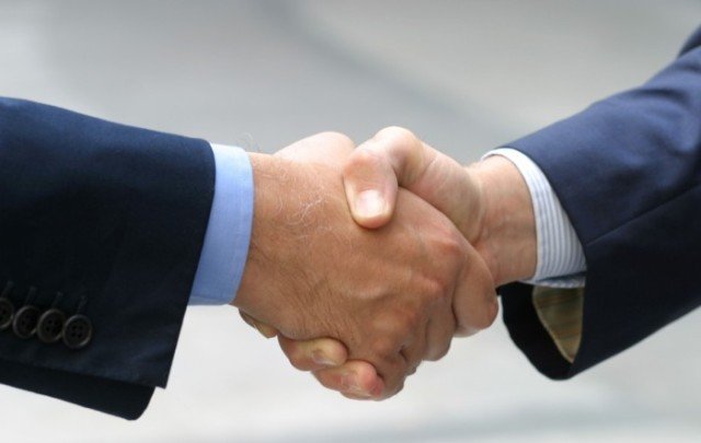 Linguaggio del corpo la stretta di mano